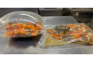 sac sous vide avec des aliments qui gonfle pendant la cuisson sous vide